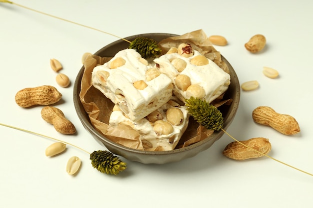 Conceito de comida saborosa em nougat de fundo branco