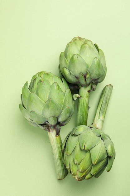 Conceito de comida saudável com alcachofra em fundo verde