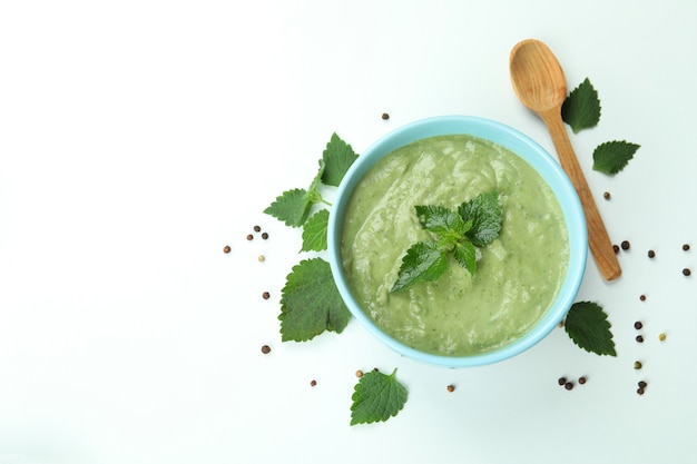 Conceito de comida saudável com sopa de urtiga em branco