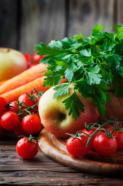 Conceito de comida saudável com tomate, cenoura e maçã, foco seletivo