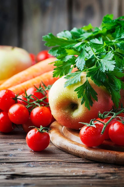 Conceito de comida saudável com tomate, cenoura e maçã