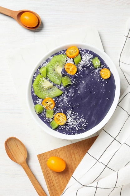 Conceito de comida saudável com vista superior de smoothie de açaí