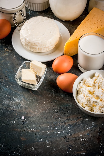 Conceito de comida saudável. Conjunto de produtos lácteos fundo azul escuro