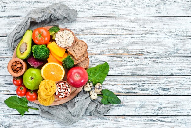 Conceito de comida saudável pão macarrão farinha de abacate abóbora brócolis feijão espinafre Legumes e frutas Vista superior Espaço para cópia grátis