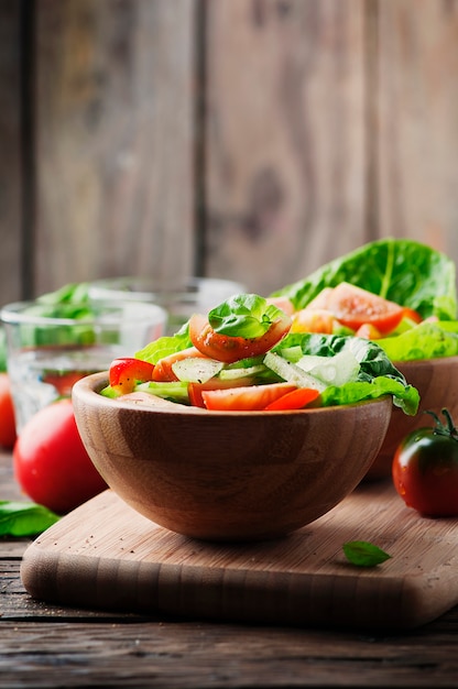 Conceito de comida saudável: salada com tomate e pepino