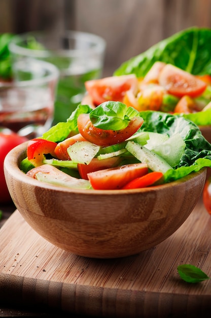 Conceito de comida saudável: salada com tomate e pepino