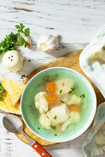 Conceito de comida saudável Sopa dietética de peru com croutons servidos de vegetais Vista superior Copiar espaço