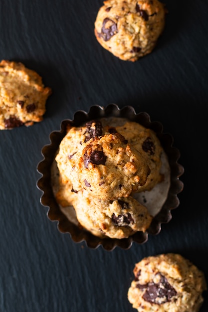 Conceito de comida saudável trilha caseira misture grãos integrais orgânicos energia e biscoitos de chocolate