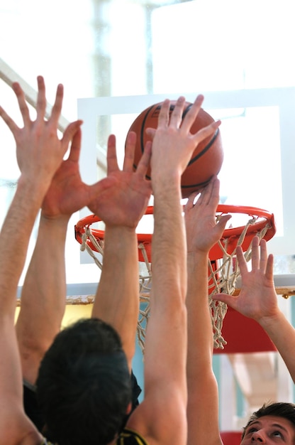 Foto conceito de competição com pessoas que jogam basquete no ginásio da escola