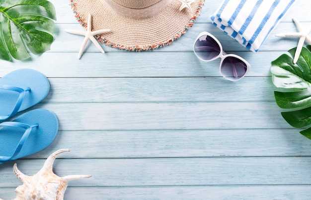 Conceito de composição de verão feito de máscara médica de chapéu de praia estrela do mar, máscara médica e folha de monstera em fundo azul pastel