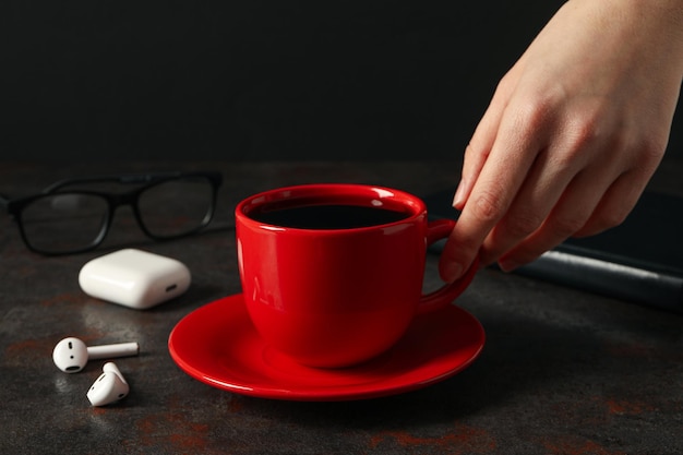 Conceito de composição freelance com bebida quente e fones de ouvido