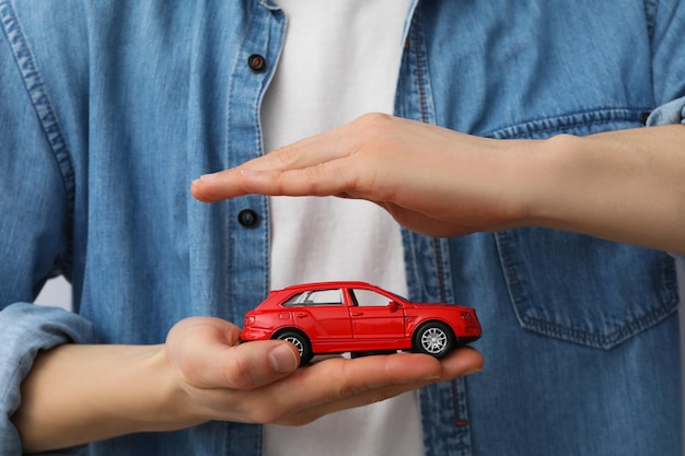 Conceito de compra de carro e seguro com carro de brinquedo