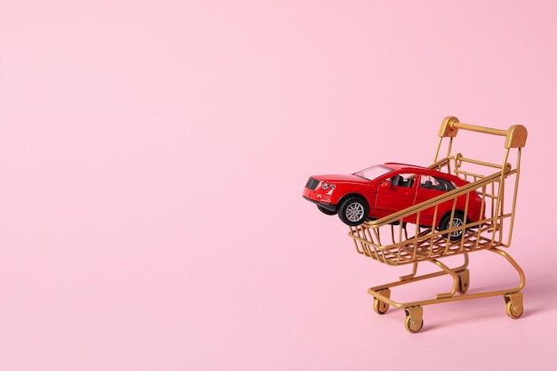 Conceito de compra de carro e seguro com carro de brinquedo