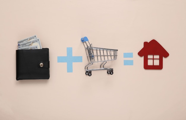 Conceito de compra em casa Equação com carrinho de compras de carteira e casa em fundo bege