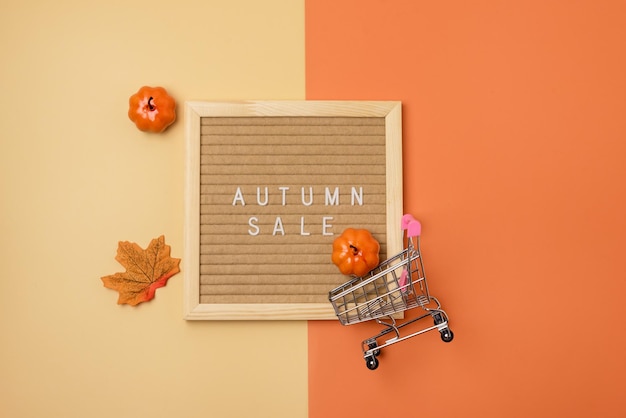 Conceito de compras de venda sazonal Cartaz de venda de outono com mensagem carrinho de compras pequeno de venda de outono