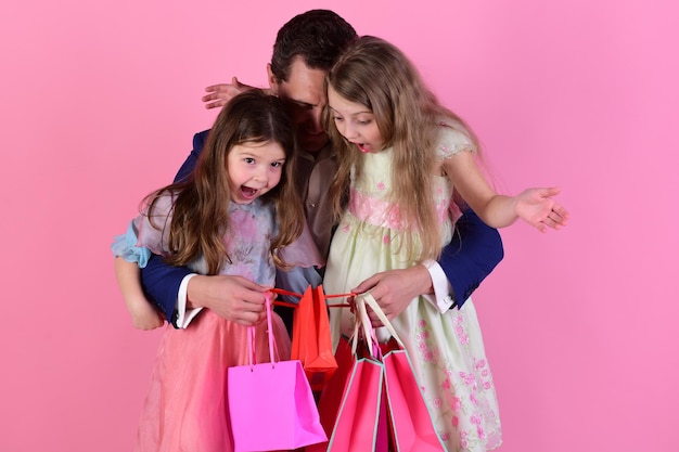 Foto conceito de compras e presentes meninas e homem com rostos surpresos