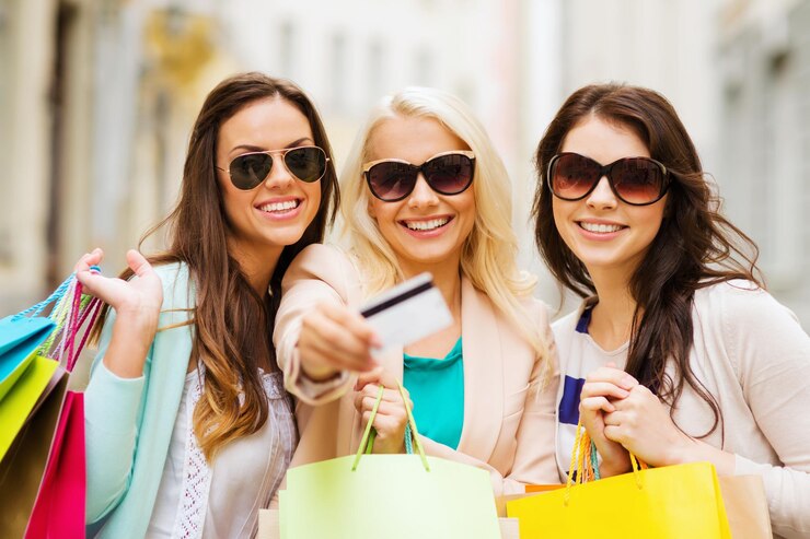Foto conceito de compras e turismo - lindas garotas com sacolas de compras e cartão de crédito em ctiy