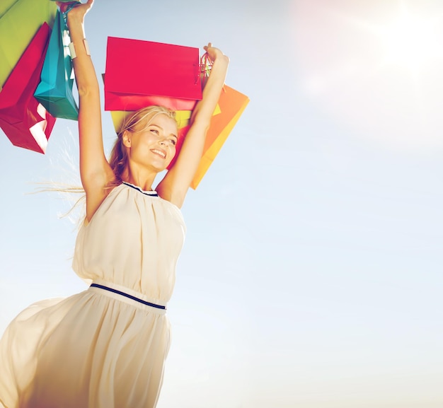 conceito de compras e turismo - mulher com sacolas de compras