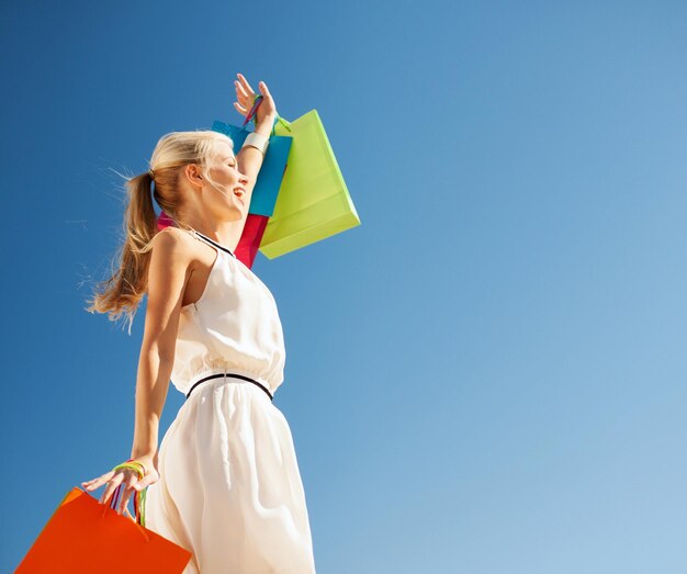 Foto conceito de compras e turismo - mulher com sacolas de compras