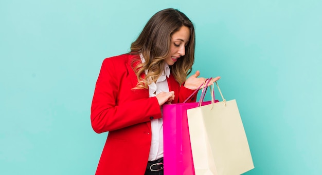 Conceito de compras jovem mulher bonita