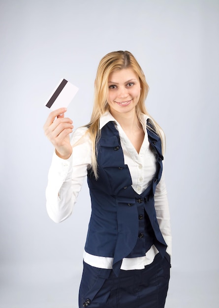 Conceito de compras. Mulher de negócios sorridente segurando um cartão de banco