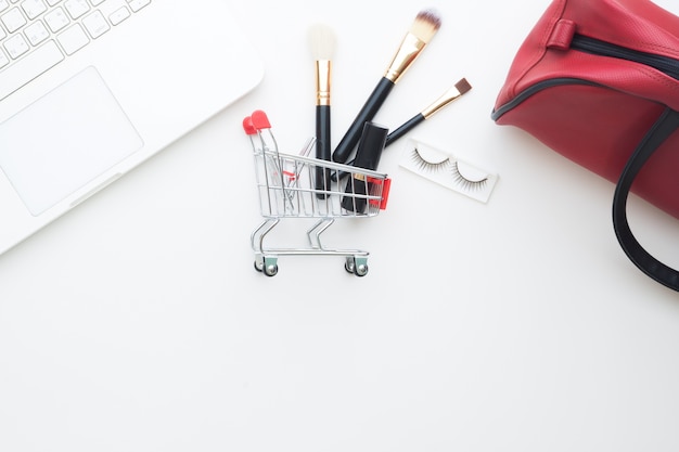 Conceito de compras on-line com itens de beleza no carrinho de compras