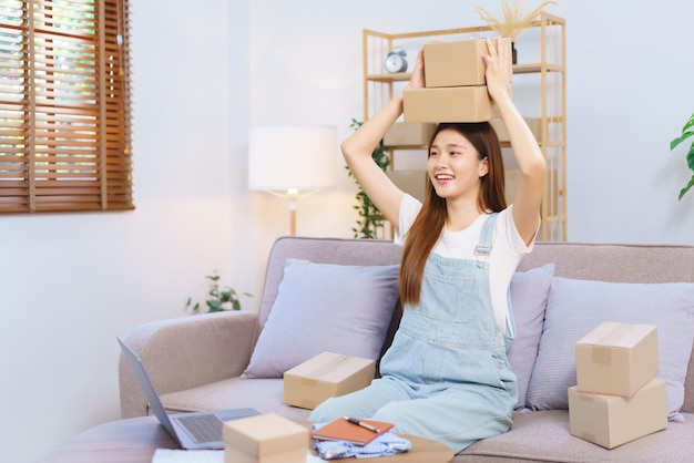 Conceito de compras online Empresário feminino colocou caixa de encomendas na cabeça depois de trabalhar com sucesso