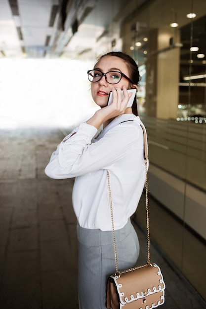 Conceito de comunicação de telefone de estilo de vida de jovem estudante de sucesso