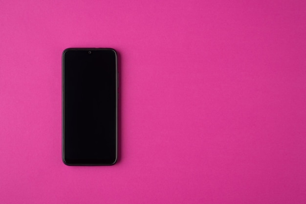 Conceito de comunicação. Foto de vista aérea superior acima de um telefone isolado em um fundo rosa com copyspace