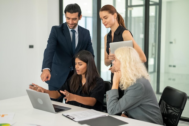 Conceito de conferência de reunião de negócios Empresários e conferência de empresários na moderna sala de reuniões