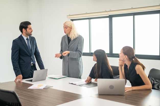 Conceito de conferência de reunião de negócios Empresários e conferência de empresários na moderna sala de reuniões