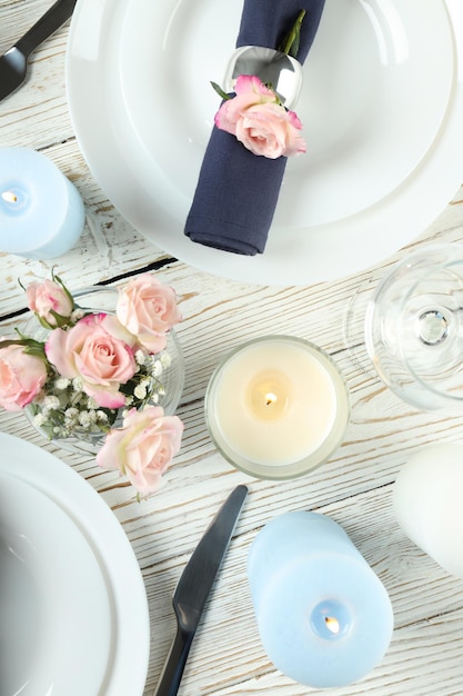 Conceito de configuração de mesa com velas aromáticas