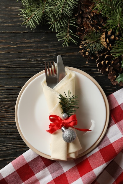 Conceito de configuração de mesa de ano novo com ramos de abeto em fundo de madeira