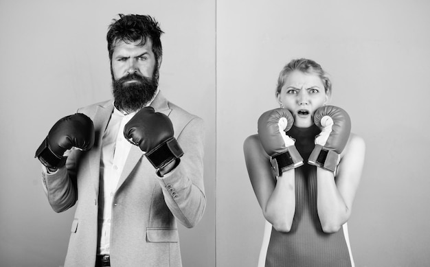 Foto conceito de conflito luta de boxe homem e mulher vida familiar relacionamentos complicados relacionamentos românticos de casal luvas de luta de boxeadores relacionamentos difíceis casal apaixonado competindo boxe