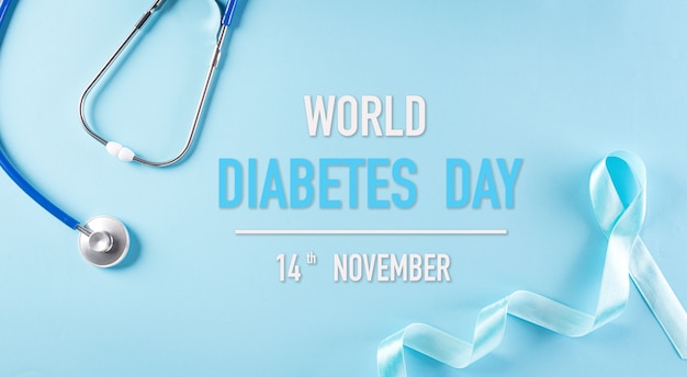 Conceito de conscientização do dia mundial do diabetes, estetoscópio com fita azul.