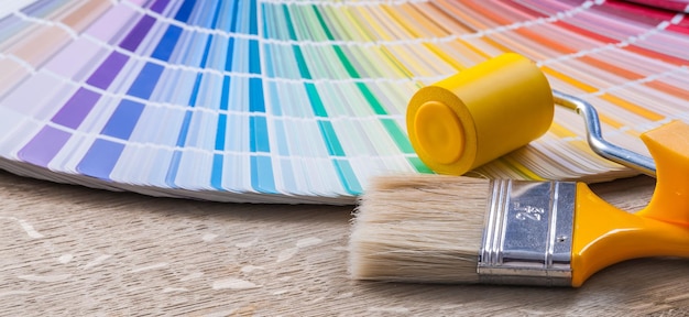 Conceito de construção de rolo de pincel de pintura pantone multicolorido