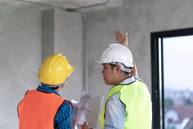 Conceito de construção, defeito de inspetor de capataz sobre engenheiro &amp; arquiteto trabalho casa construção antes do projeto completo