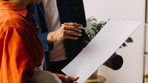 Conceito de construção e estrutura de desenho de trabalho de engenheiro na reunião de planta para projeto trabalhando com parceiro na construção de modelo e ferramentas de engenharia no conceito de construção do local de trabalho