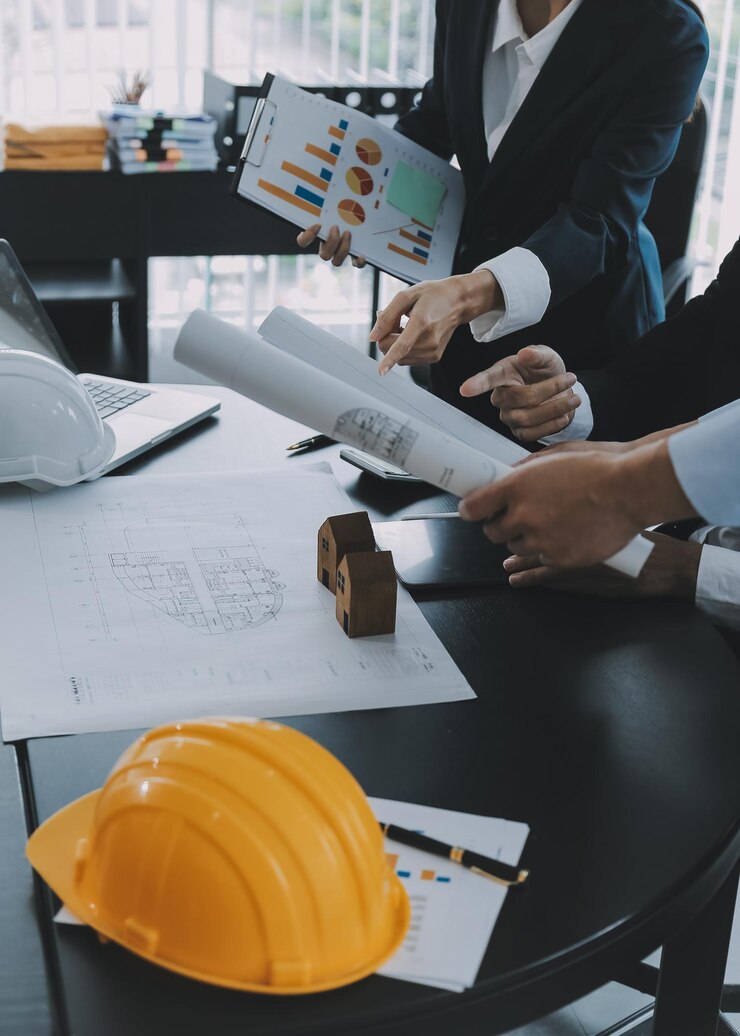 Foto conceito de construção e estrutura de reunião de engenheiro ou arquiteto para projeto trabalhando com parceiros e ferramentas de engenharia na construção de modelo e planta no contrato de local de trabalho para ambas as empresas