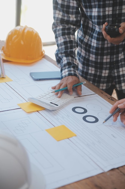 Foto conceito de construção e estrutura de reunião de engenheiro ou arquiteto para projeto trabalhando com parceiros e ferramentas de engenharia na construção de modelo e projeto no contrato do local de trabalho para ambas as empresas