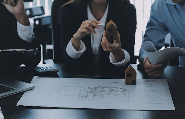 Foto conceito de construção e estrutura encontro de engenheiro ou arquiteto para o projeto trabalho com parceiros e ferramentas de engenharia na construção de modelos e projeto em contrato de local de trabalho para ambas as empresas