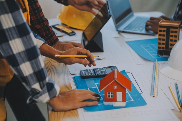 Foto conceito de construção e estrutura encontro de engenheiro ou arquiteto para o projeto trabalho com parceiros e ferramentas de engenharia na construção de modelos e projeto em contrato de local de trabalho para ambas as empresas