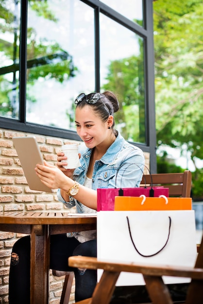 Conceito de consumismo de compras de gastos de mulher