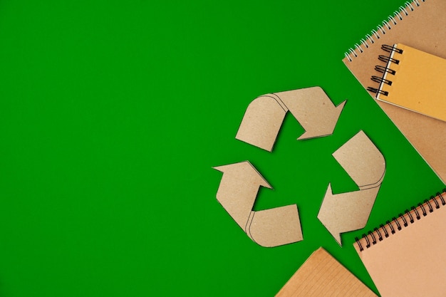 Conceito de consumo ecológico de reciclagem de papel