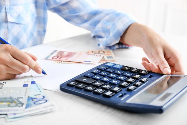 Conceito de contabilidadeAnalisando relatório financeiro com calculadora