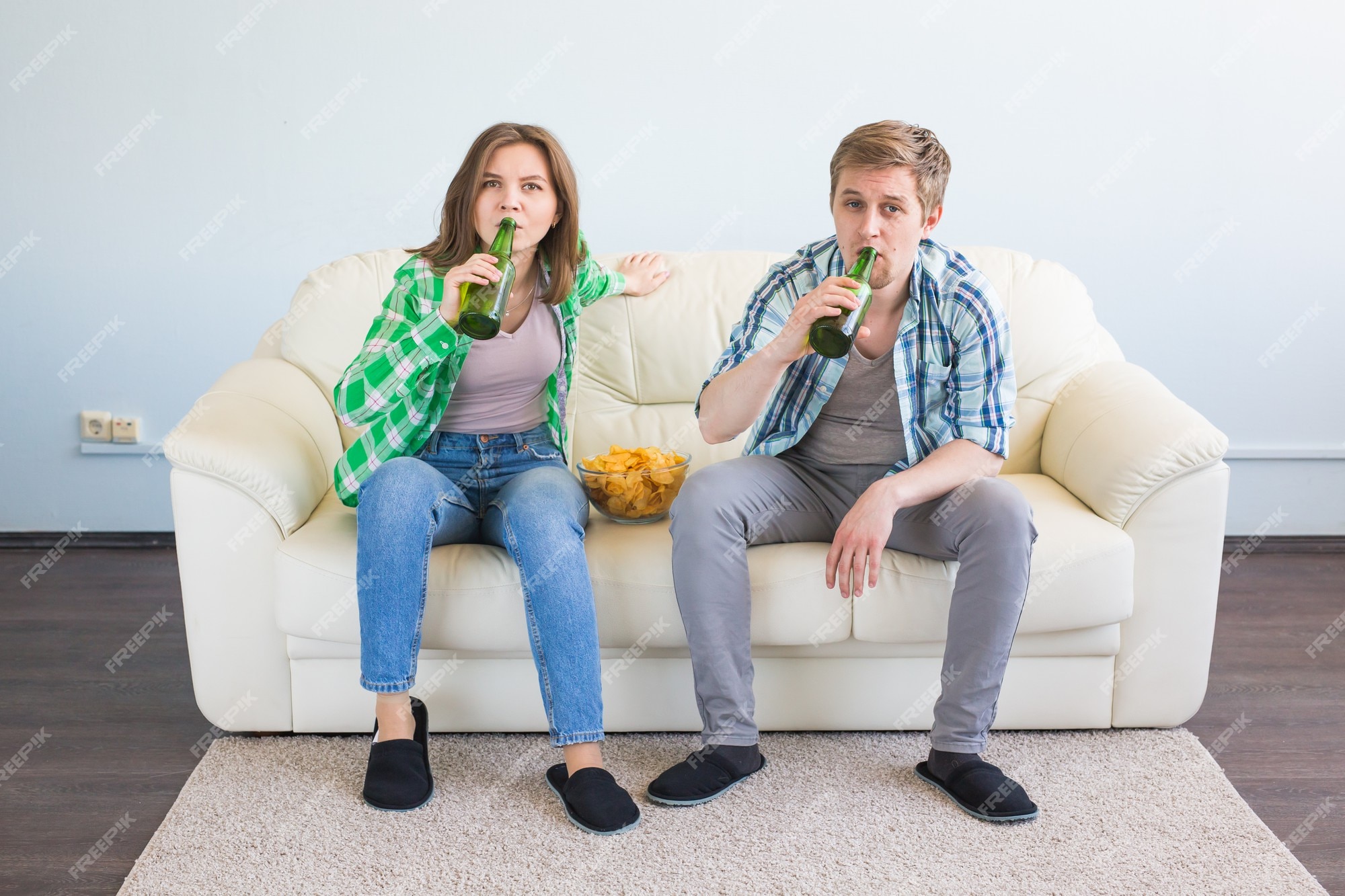 Asiático Novo Casal De Casamento Assistindo Futebol Jogo De