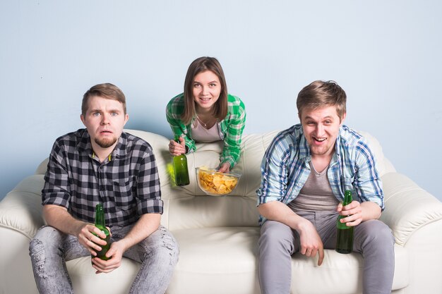 Conceito de copa do mundo de futebol - grupo de amigos assistindo esportes juntos