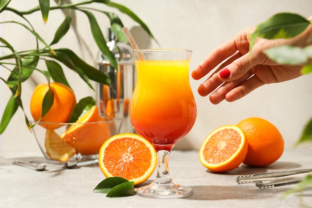 Conceito de coquetel de laranja de delicioso coquetel cítrico de verão fresco