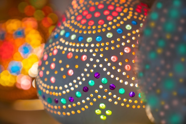 Conceito de cor oriental e lanternas orientais de design brilham com luzes multicoloridas no escuro