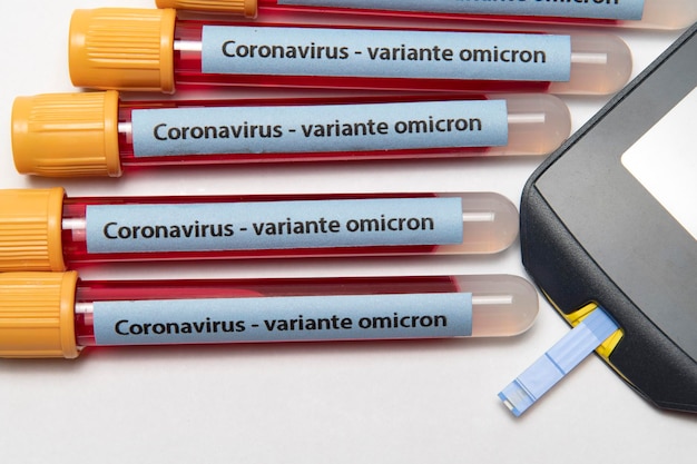 Conceito de coronavírus e diabetes com tubo de coleta de sangue e dispositivo de medição de glicose, com variante de coronavírus de texto omicron em português